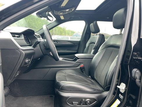 Used 2024 Jeep Grand Cherokee L Altitude image 10