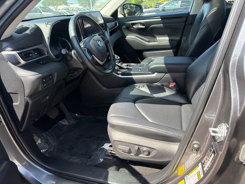 Used 2023 Toyota Highlander XLE FWD image 9