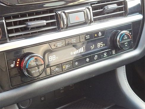 Used 2023 Nissan Pathfinder SL image 16