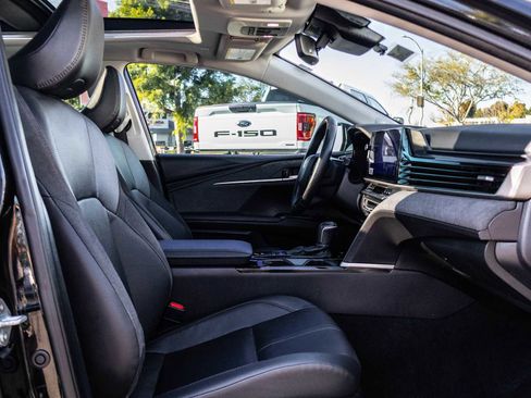 Used 2025 Toyota Camry XLE image 18