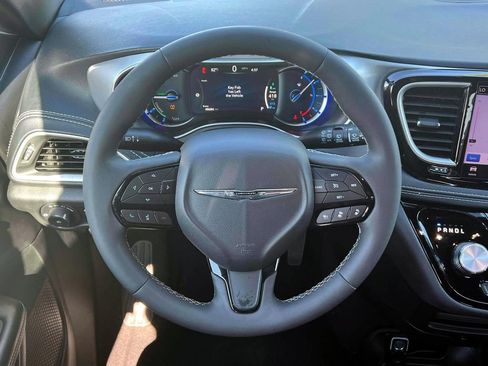 Used 2024 Chrysler Pacifica Limited FWD image 16