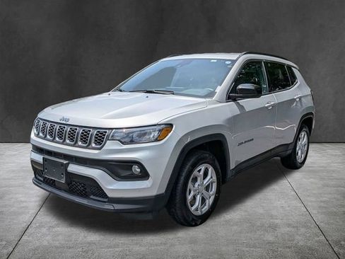 Used 2024 Jeep Compass Latitude AWD/4WD image 8
