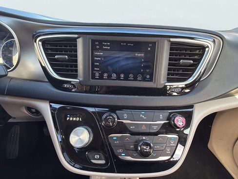 Used 2020 Chrysler Pacifica Touring-L image 11