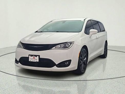 Used 2018 Chrysler Pacifica Touring Plus w/ S Appearance Package FWD image 2