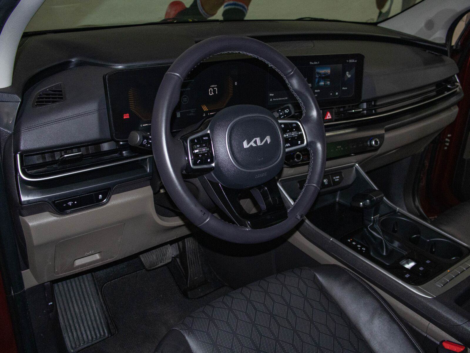 Used 2026 Kia Carnival FWD image 6
