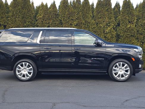 Used 2023 Chevrolet Suburban High Country w/ Advanced Technology Package image 3