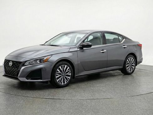 Used 2025 Nissan Altima 2.5 SV FWD image 3