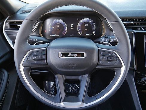 Used 2025 Jeep Grand Cherokee Altitude image 18