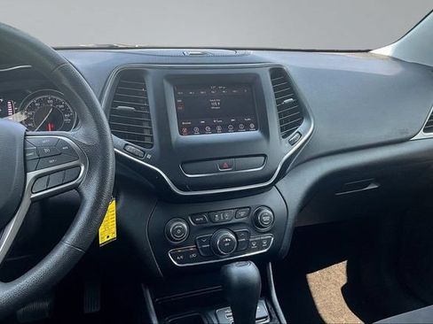 Used 2019 Jeep Cherokee Latitude w/ Popular Appearance Group FWD image 9