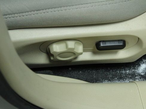 Used 2017 Ford Taurus SE image 11