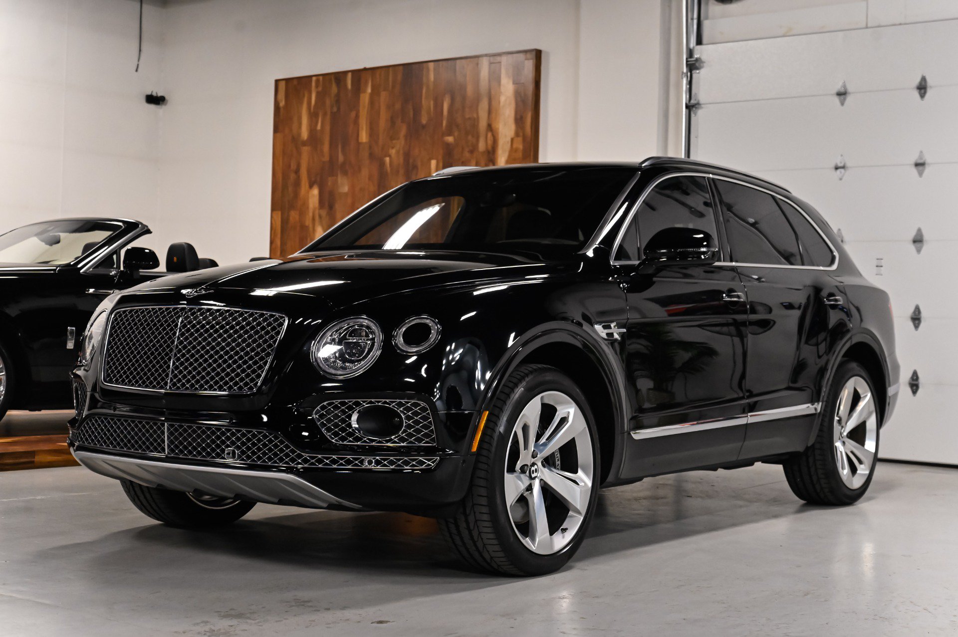 Used 2017 Bentley Bentayga AWD/4WD image 2