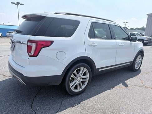 Used 2017 Ford Explorer XLT w/ Equipment Group 202A FWD image 3