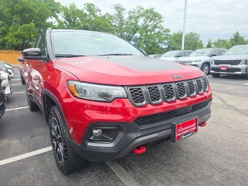 Used 2025 Jeep Compass Trailhawk AWD/4WD image 2