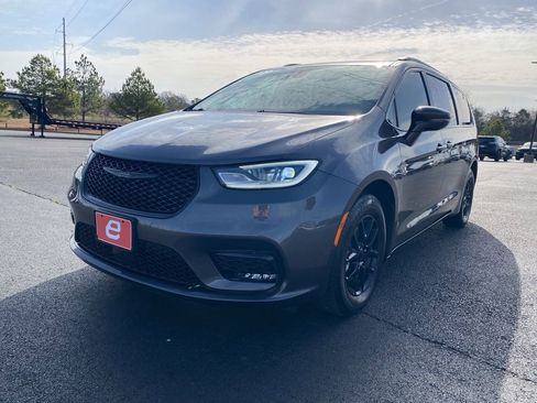 Used 2021 Chrysler Pacifica Touring-L w/ Uconnect Theater Family Group image 3