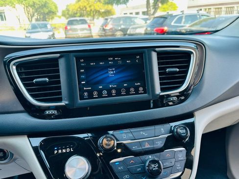 Used 2019 Chrysler Pacifica Touring-L FWD image 17