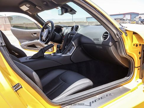 Used 2014 SRT Viper SRT-10 w/ Grand Touring Package RWD image 28