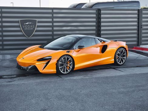 Used 2025 McLaren Artura image 6