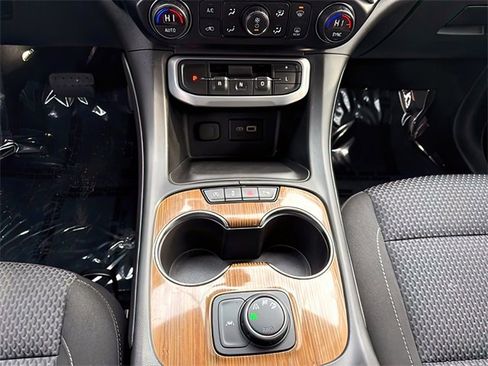 Used 2021 GMC Acadia SLE image 26