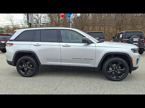 Used 2023 Jeep Grand Cherokee Altitude image 9