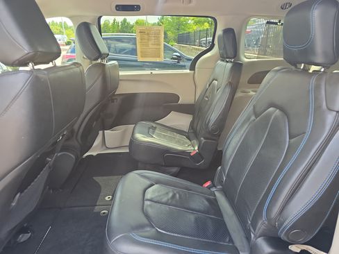 Used 2021 Chrysler Pacifica Touring-L FWD image 14