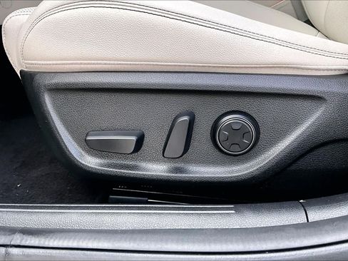 Used 2025 Genesis G70 2.5T RWD image 61