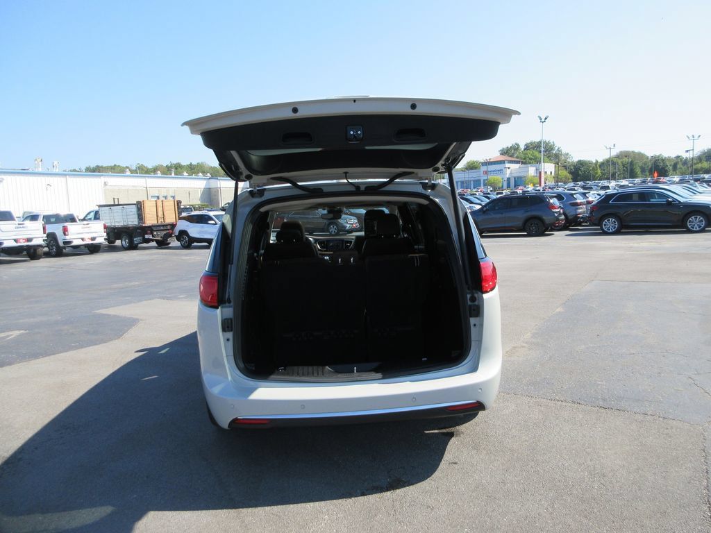 Used 2019 Chrysler Pacifica Limited w/ Tire & Wheel Group FWD image 8