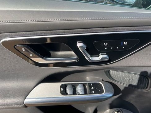 Used 2025 Mercedes-Benz GLC 300 4MATIC image 11