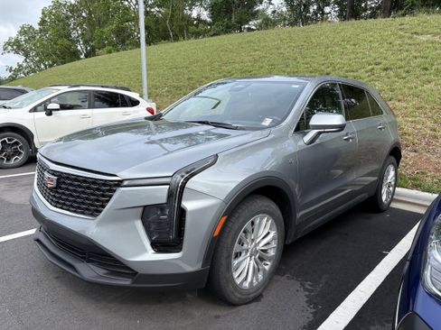 Used 2024 Cadillac XT4 Luxury w/ Cold Weather Package FWD image 3