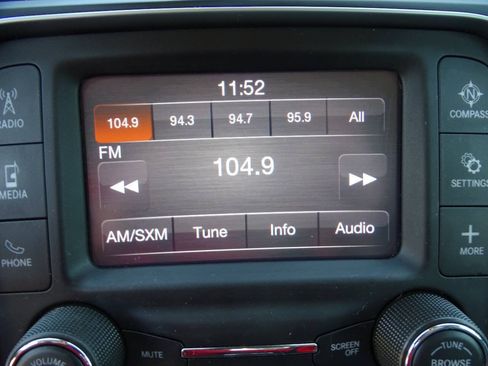 Used 2021 RAM 1500 4x4 Crew Cab Classic SLT w/ Luxury Group image 21