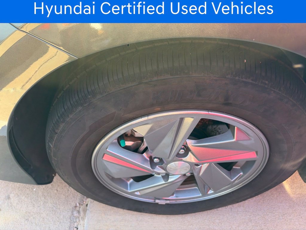 Used 2025 Hyundai Elantra SE FWD image 2