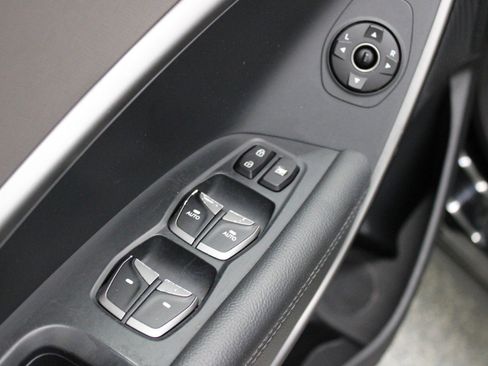 Used 2018 Hyundai Santa Fe SE image 16