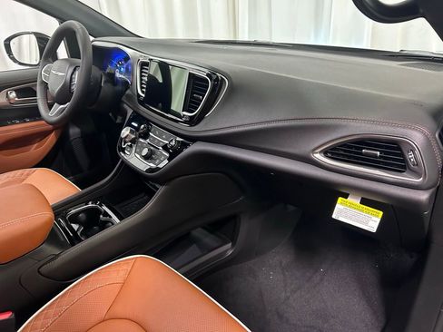 New 2026 Chrysler Pacifica Pinnacle image 24