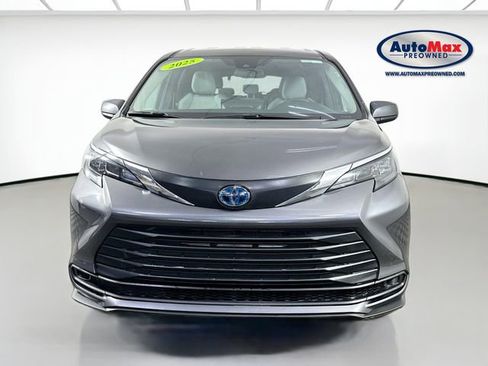 Used 2025 Toyota Sienna LE image 6