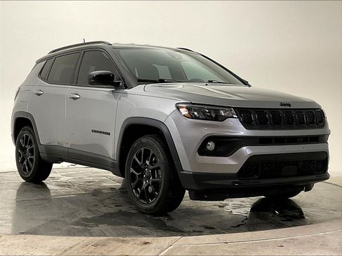 Used 2023 Jeep Compass Latitude AWD/4WD image 2