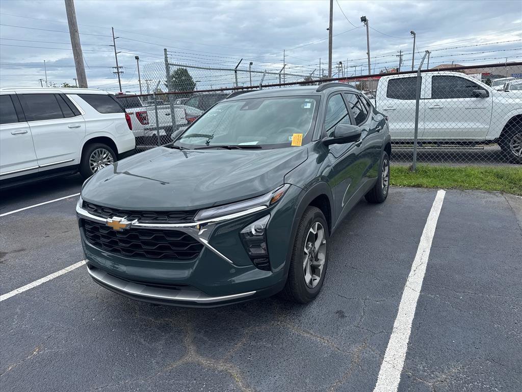 Used 2026 Chevrolet Trax LT FWD image 2