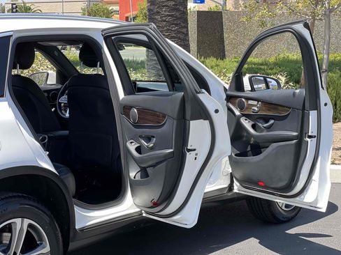 Used 2020 Mercedes-Benz GLC 300 4MATIC image 23