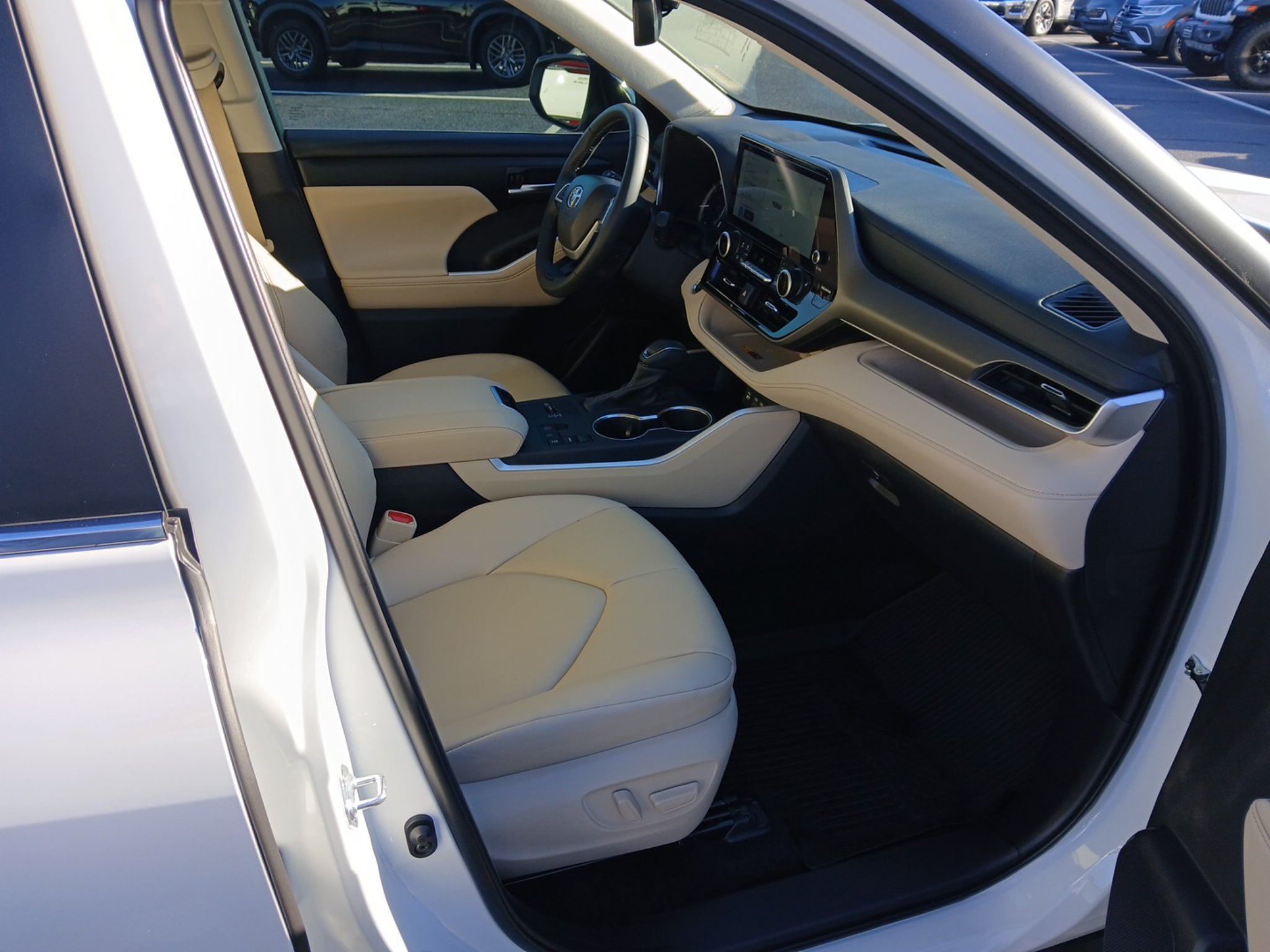 Used 2025 Toyota Highlander XLE FWD image 33