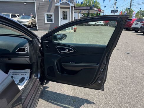 Used 2015 Chrysler 200 Limited image 28
