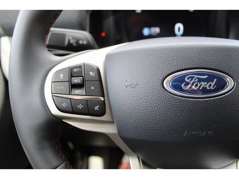 Used 2025 Ford Explorer Active AWD/4WD image 24