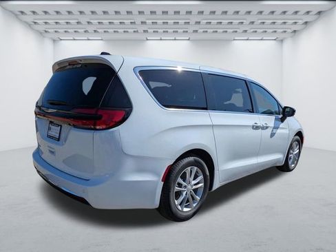 New 2026 Chrysler Pacifica Select FWD image 4