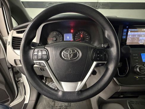 Used 2015 Toyota Sienna LE image 26