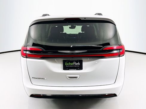 Used 2022 Chrysler Pacifica Touring-L image 7