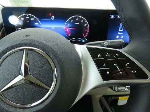 New 2026 Mercedes-Benz GLB 250 image 12