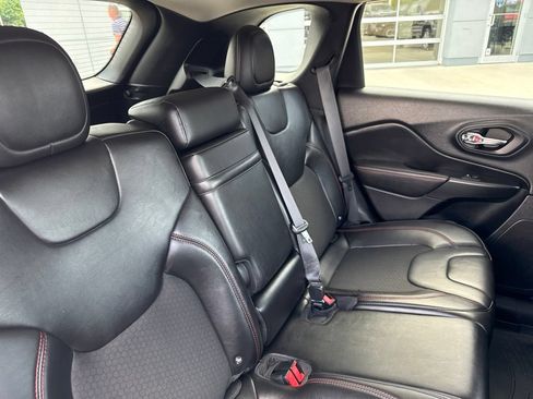 Used 2019 Jeep Cherokee Trailhawk w/ Cold Weather Group AWD/4WD image 42