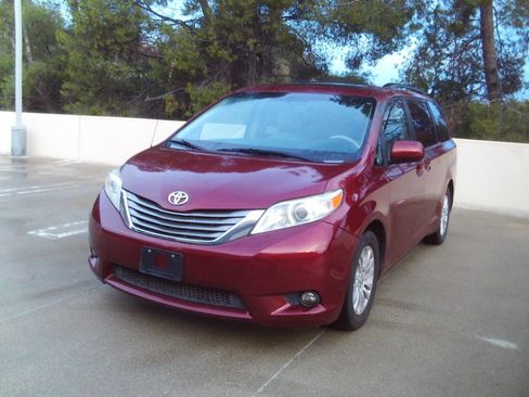 Used 2012 Toyota Sienna XLE image 13