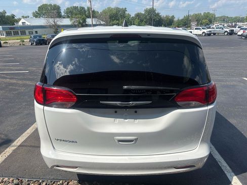 Used 2024 Chrysler Voyager LX FWD image 4