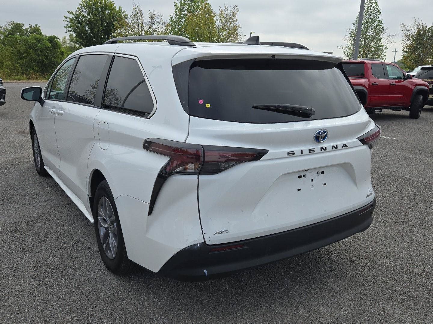 Used 2024 Toyota Sienna LE AWD/4WD image 5