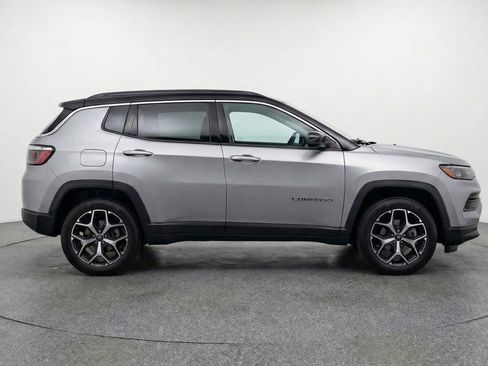 Used 2025 Jeep Compass Limited image 11