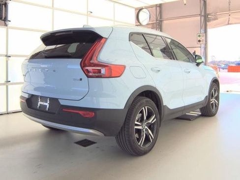 Certified 2025 Volvo XC40 B5 Core image 4