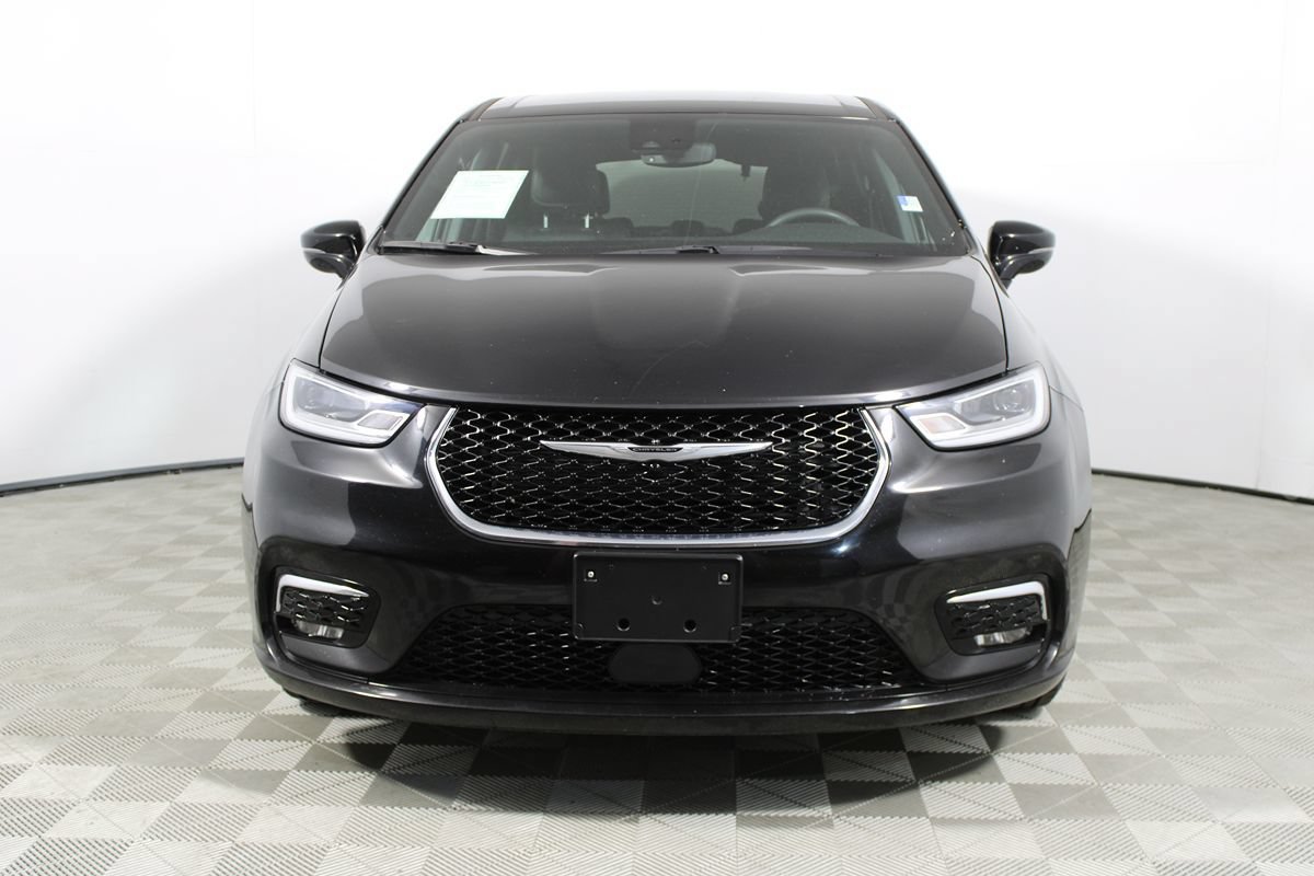 Used 2025 Chrysler Pacifica Select FWD image 2
